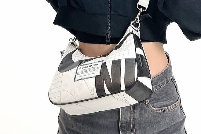 나이키 리유저블 백을 리폼해 만든 크로스백. [커스텀와이즈]