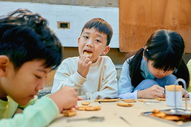 최근 어린이들이 많이 먹는 약품(유아동 해열제)와 식품(마시멜로, 김 등)이 정부로부터 판매중단 및 회수 조치를 받는 등 부모들의 걱정이 커지고 있다. 이미지는 기사내용과 직접적인 관련 없음. [게티이미지뱅크]