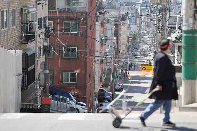 서울 강서구 화곡동 빌라촌 골목에서 시민이 발걸음을 재촉하고 있다.[연합]