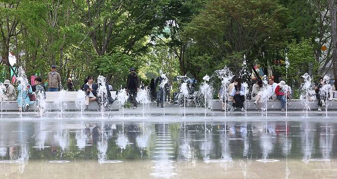 전국이 맑고 일교차가 큰 날씨를 보인 27일 서울 종로구 광화문광장에서 시민들이 분수대 앞에 앉아 휴식을 취하고 있다. 연합뉴스