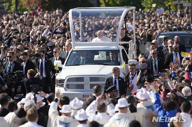 [AP/뉴시스] 30일 프란치스코 교황이 헝가리 수도 광장 미사에 도착하고 있다