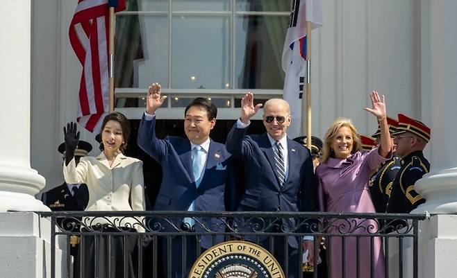 윤석열 대통령 부부와 조 바이든 미국 대통령 부부가 26일(현지시간) 백악관 발코니에서 환영객들에게 손을 흔들어 인사하는 모습. 윤 대통령의 국빈 방미를 계기로 백악관 홈페이지 첫 화면에 게시됐다. 백악관 홈페이지 캡처