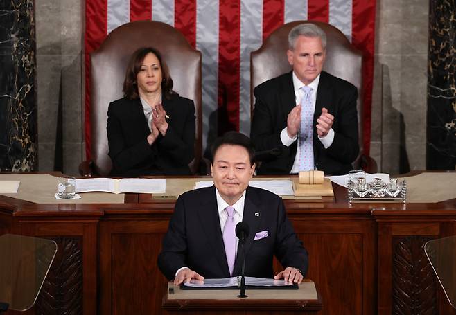 미국을 국빈 방문 중인 윤석열 대통령이 지난 27일(현지시간) 워싱턴DC 국회의사당에서 열린 미 상·하원 합동회의에서 연설 중 케빈 매카시 하원의장(오른쪽 뒤), 미국 부통령인 카멀라 해리스 상원의장이 박수를 치고 있는 모습. 연합뉴스