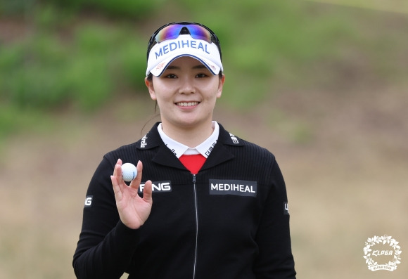 이다연, KLPGA 챔피언십 제패 - 이다연, KLPGA 챔피언십 제패      (서울=연합뉴스) 이다연이 30일 경기도 양주시 레이크우드 컨트리클럽 산길·숲길 코스에서 열린 KLPGA 투어 시즌 첫 번째 메이저대회 크리스에프앤씨 KLPGA 챔피언십 최종 라운드에서 4언더파 68타를 쳐 4라운드 합계 13언더파 275타로 우승했다. KLPGA 제공