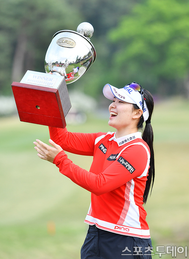 KLPGA 챔피언십 우승 트로피 들어올린 이다연