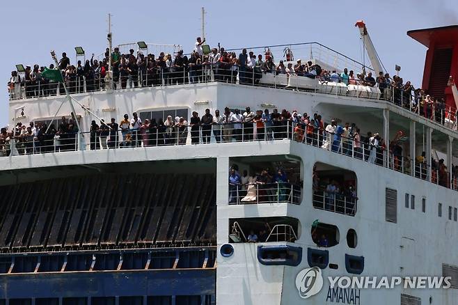 사우디 도착한 수단 탈출 외국인 (제다 AFP=연합뉴스) 29일(현지시간) 사우디아라비아 제다 항구에 수단을 탈출한 외국인을 실은 배가 도착하고 있다. 2023.4.29 photo@yna.co.kr