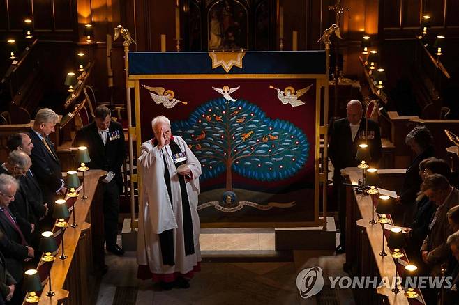 영국 대관식 때 쓰이는 성유 스크린 축성 [AFP 연합뉴스 자료사진. 재판매 및 DB 금지]