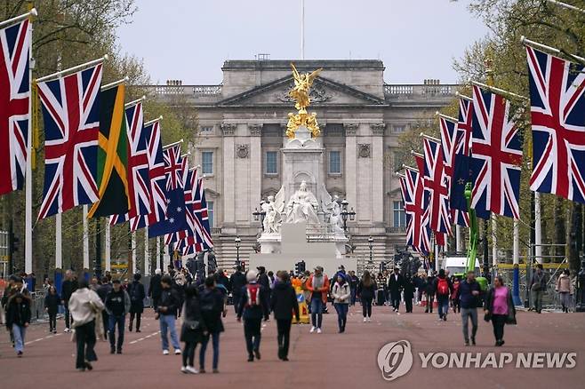 영국 버킹엄궁 앞의 영국과 영연방 국가 국기들 [AP 연합뉴스 자료사진. 재판매 및 DB 금지]