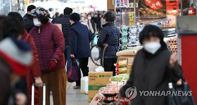 소상공인·전통시장 체감경기 하락세 계속 (서울=연합뉴스) 김인철 기자 = 2일 서울 시내의 한 전통시장 모습.
    이날 소상공인시장진흥공단에 따르면 2월 소상공인 체감 경기지수(BSI)는 56.2로 전월 대비 3.6포인트 하락했다. 전통시장의 2월 체감 BSI는 41.4로 전월보다 18.6포인트나 떨어졌다. 2023.3.2 yatoya@yna.co.kr