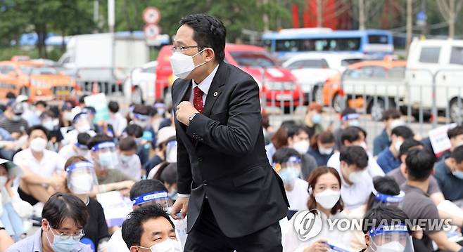 지난 2020년 8월 최대집 당시 대한의사협회장이 서울 여의도공원 입구에서 열린 대한전공의협의회 의사 정원 확대안 반대 단체행동에 참석하는 모습 [연합뉴스 자료사진]