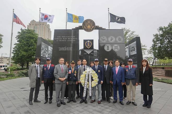 박민식 보훈처장, 미 필라델피아 한국전 참전비 방문 (서울=연합뉴스) 6·25전쟁 정전 및 한미동맹 70주년을 맞아 미국을 방문중인 박민식 국가보훈처장이 29일(현지시간) 미 필라델피아에 위치한 한국전 참전비에 방문해 헌화와 참배 후 기념촬영을 하고 있다. 2023.4.30 [국가보훈처 제공]