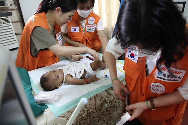 제주항공이 열린의사회와 함께 지난 4월 26일부터 5일간 필리핀 말라본에서 22번째 의료봉사활동을 진행했다고 1일 밝혔다.