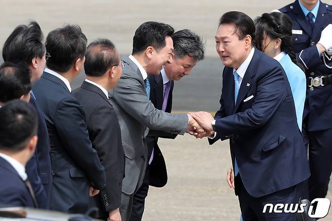 5박 7일 간 미국 국빈방문을 마친 윤석열 대통령과 김건희 여사가 30일 오후 경기 성남시 서울공항에 도착해 영접나온 김기현 국민의힘 대표와 인사를 나누고 있다. 2023.4.30/뉴스1 ⓒ News1 이동해 기자