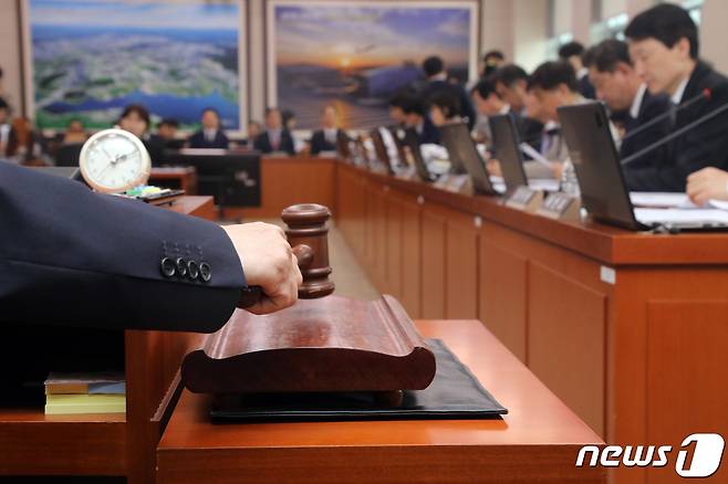 김민기 국회 국토교통위원장이 지난달 28일 오후 서울 여의도 국회에서 열린 국토교통위원회 전체회의에서 의사봉을 두드리고 있다./뉴스1 ⓒ News1 황기선 기자