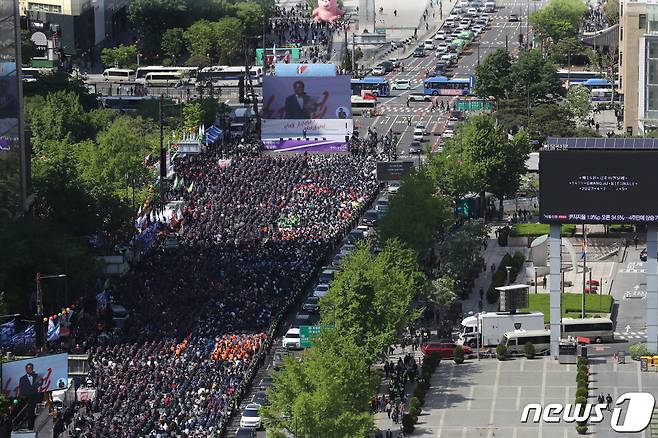 전국민주노동조합총연맹 조합원들이 1일 서울 광화문 세종대로 일대에서 '2023 세계 노동절 대회'를 진행하고 있다. 2023.5.1/뉴스1 ⓒ News1 이동해 기자