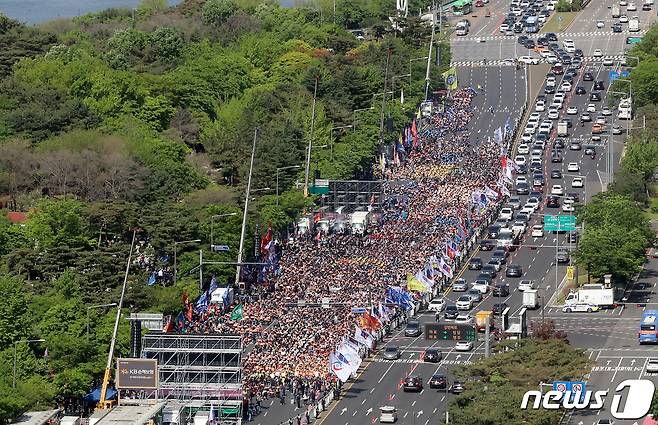 한국노총 조합원들이 1일 오후 서울 여의도 여의대로에서 전국노동자대회를 하고 있다. 2023.5.1/뉴스1 ⓒ News1 장수영 기자