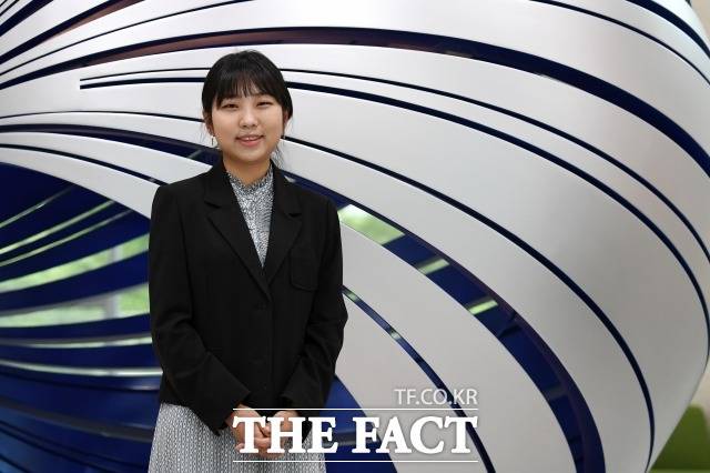 우서영 더불어민주당 전 경남도의원 후보가 24일 오후 국회 소통관에서 <더팩트>와 인터뷰에서 포즈를 취하는 모습. /남용희 기자