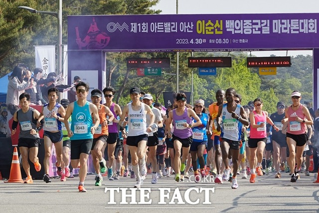 ‘아트밸리 아산 제62회 성웅 이순신 축제’가 대단원의 막을 내렸다. 축제 기간중 함께 진행된 '이순신 백의종군 마라톤대회' 모습. / 아산시