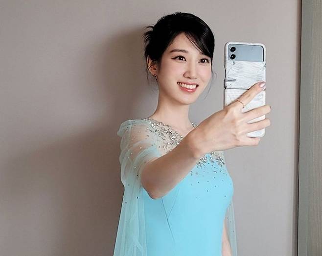 배우 박은빈이 갤럭시Z플립4 메종 마르지엘라 에디션으로 셀카를 찍는 모습. 출처=나무액터스