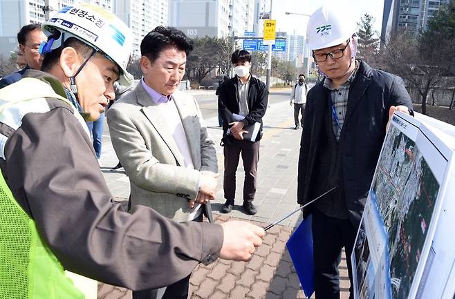 도봉산~옥정 광역철도 2공구 현장에서 관계자의 설명을 듣고 있는 김동근 의정부시장. 사진=의정부시