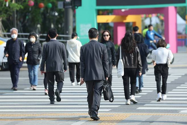 1일 오전 서울 종로구 광화문네거리에서 직장인들이 출근하고 있다. 연합뉴스 제공.