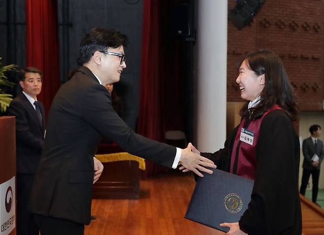 한동훈 법무부장관과 신규 임용 검사. /사진=법무부 제공