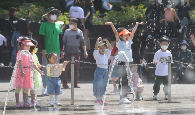 어린이날을 맞아 서울 광진구 어린이대공원을 찾은 어린이들이 즐거운 시간을 보내고 있다. 신소영 기자 viator@hani.co.kr