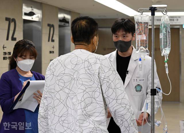 지난달 12일 오전 7시 30분부터 회진을 돌기 시작한 박대준 이대목동병원 간담췌외과 교수가 한 환자와 얘기를 하고 있다. 전날 오전 8시쯤부터 일을 시작했으니 '출근 24시간째'다. 홍인기 기자