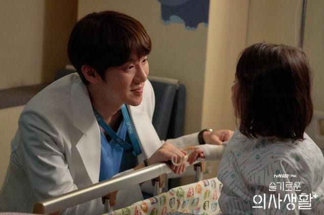 tvN 메디컬 드라마 '슬기로운 의사생활' 속 주인공 안정원 소아외과 교수가 어린이 환자를 따뜻하게 바라보고 있는 모습. 2023년 현실에서는 안정원 같은 '40대 소아외과 전문의'는 찾기 쉽지 않다. 외과 전문의를 딴 이후 다시 2년을 추가로 수련해야 하는데, 일단 외과에 지원하는 수 자체가 적다. tvN 제공