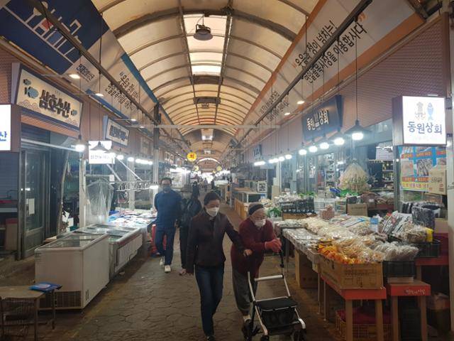 부산 연제구 연일전통시장 내부 모습. 점포 간판 교체 등이 이뤄지면서 40여 년 만에 깔끔한 모습으로 탈바꿈했다. 부산=권경훈 기자