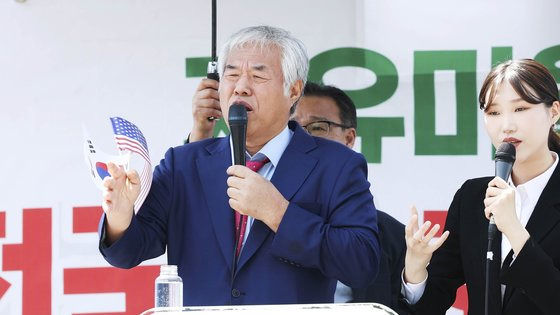 지난달 27일 오후 광주 북구 광주역 광장에서 전광훈(왼쪽) 사랑제일교회 목사가 '자유마을을 위한 전국순회 국민대회'를 열고 있다. 연합뉴스