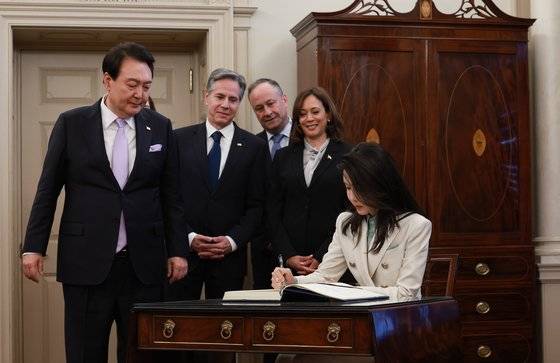 윤석열 대통령과 김건희 여사가 27일(현지시간) 워싱턴DC 미 국무부 본관 건물에 위치한 '벤자민 프랭클린 국빈연회장'에서 열린 국빈 오찬에서 카멀라 해리스 미국 부통령, 블링컨 국무장관 등이 지켜보는 가운데 방명록을 쓰고 있다. 강정현 기자