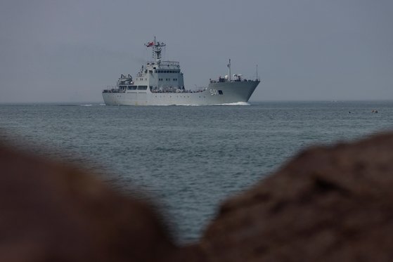 한 중국 군함이 지난 11일(현지시간) 대만 관할 인근 중국 해역에서 군사훈련에 참가하고 있다. 로이터=연합뉴스