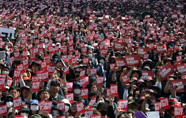 전국민주노동조합총연맹 조합원들이 1일 서울 광화문 세종대로 일대에서 열린 '2023 세계 노동절 대회'에서 구호를 외치고 있다. /사진=뉴스1