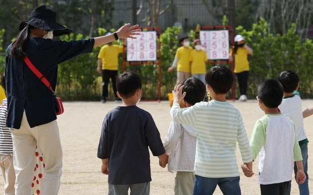 한국에서 18세까지 자녀를 키우는 데 드는 비용은 1인당 국내총생산(GDP)의 7.79배로 추산돼 세계 1위였다. 사진=연합뉴스.