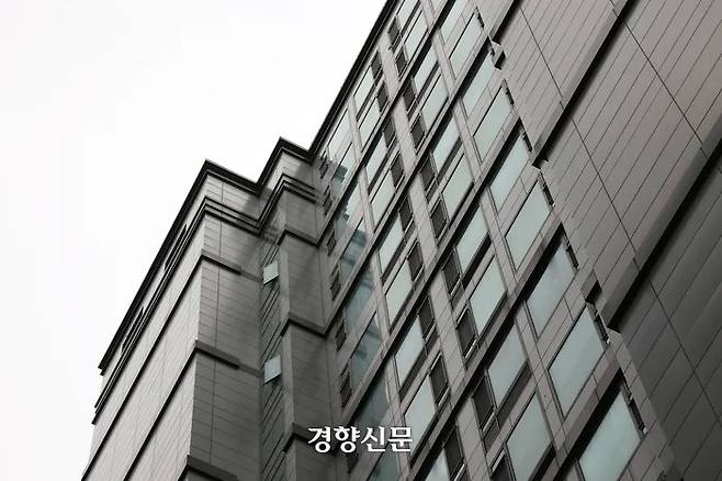 지난달 16일 서울 강남구의 한 고층 건물에서 10대 여학생이 사회관계서비스(SNS) 라이브를 켠 채 추락해 사망하는 사고가 발생했다. 사진은 사고가 발생한 건물. 조태형 기자