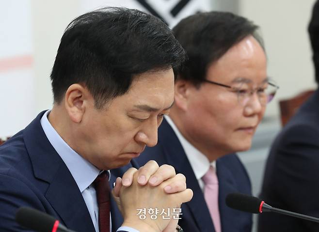 김기현 국민의힘 대표(왼쪽)가 1일 국회에서 열린 최고위원회의에서 굳은 표정을 짓고 있다.  옆은 최근 ‘설화’로 물의를 빚은 김재원 최고위원. 박민규 선임기자