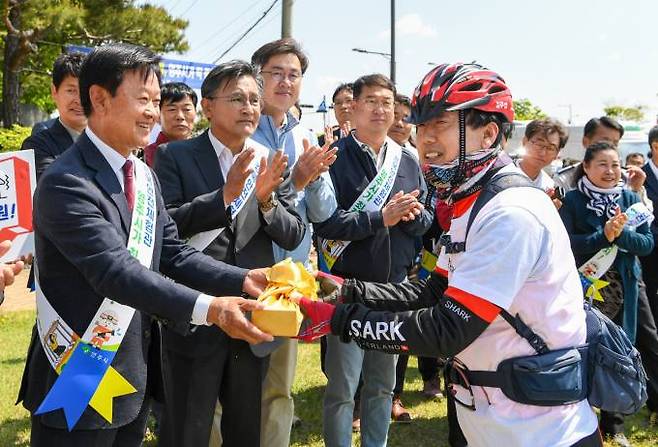 조관섭 유치단장이 김주영 영주시의회 운영위원장에게 안전체험관 유치신청서를 전달하고 있다. (영주시 제공) 2023.05.01