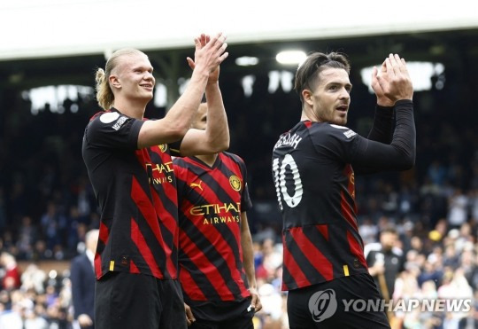 홀란과 맨시티 선수들이 승리를 자축하고 있다. [로이터=연합뉴스]