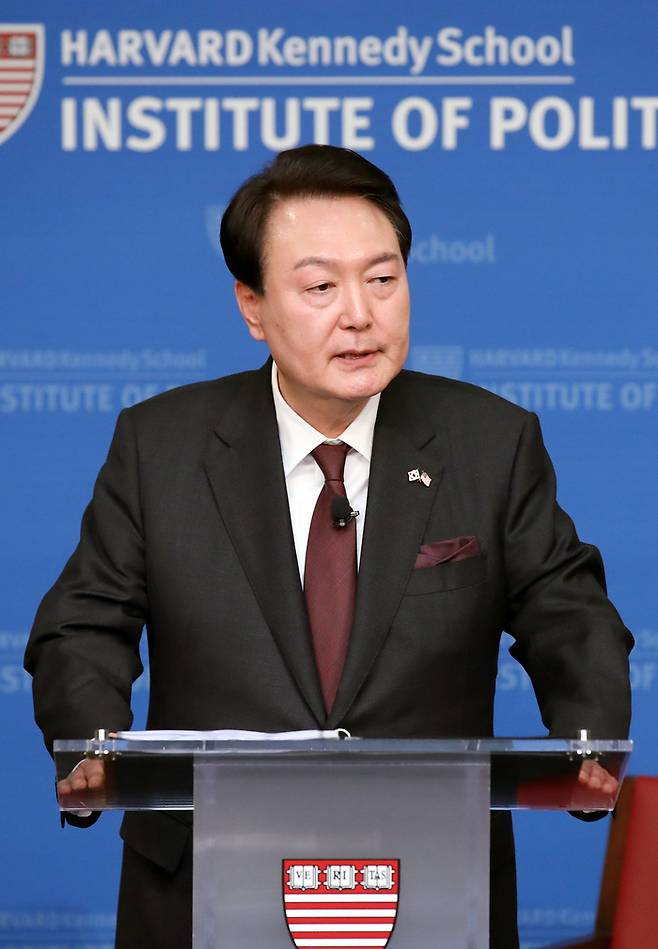 미국을 국빈 방문한 윤석열 대통령이 28일(현지시간) 보스턴 인근 하버드대학교 케네디스쿨에서 ‘자유를 향한 새로운 여정’을 주제로 연설하고 있다. 2023.4.29 [연합뉴스]