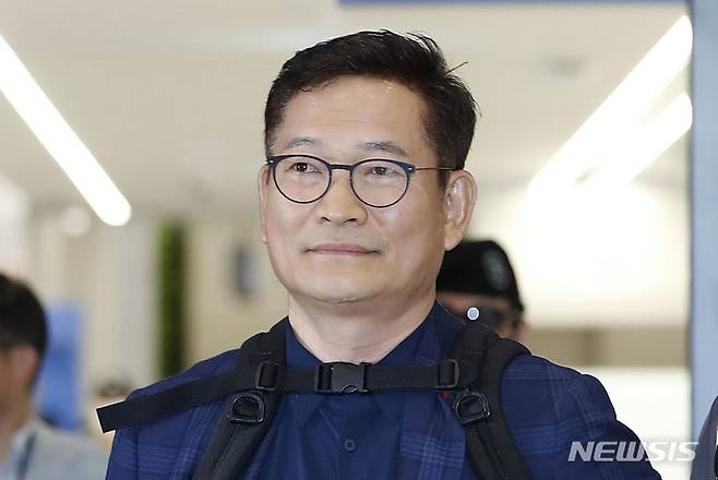 [인천공항=뉴시스] 최동준 기자 = '전당대회 돈봉투' 의혹 송영길 전 더불어민주당 대표가 지난달 24일 인천국제공항으로 귀국하고 있다. 2023.04.24. photocdj@newsis.com