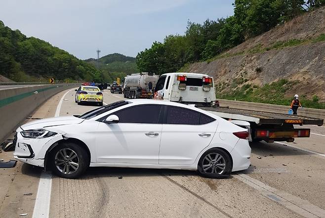 [영동=뉴시스] 안성수 기자 = 1일 낮 12시2분 충북 영동군 황간면 경부고속도로 서울 방향 황간휴게소 인근에서 40대 A씨가 몰던 펠리세이드 SUV차량이 타이어 펑크로 1차로에 정차 중이던 30대 여성 B씨의 아반떼 승용차를 들이받았다. (사진=영동소방서 제공) 2023.5.1. photo@newsis.com *재판매 및 DB 금지