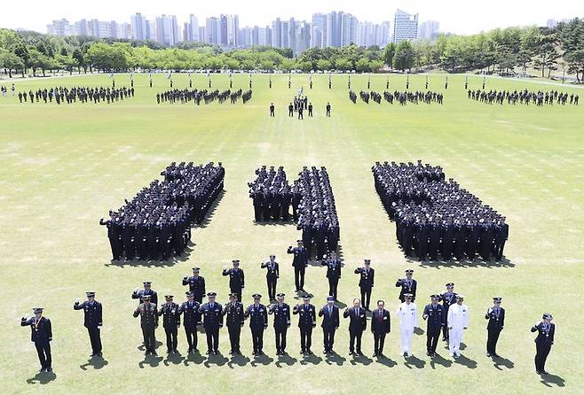 [진주=뉴시스] 1일 공군교육사령부에서 거행된 제245기 부사관후보생 임관식에서 신임 부사관들이 ‘245기’를 상징하는 기수 대형으로 기념사진을 찍고 있다. *재판매 및 DB 금지