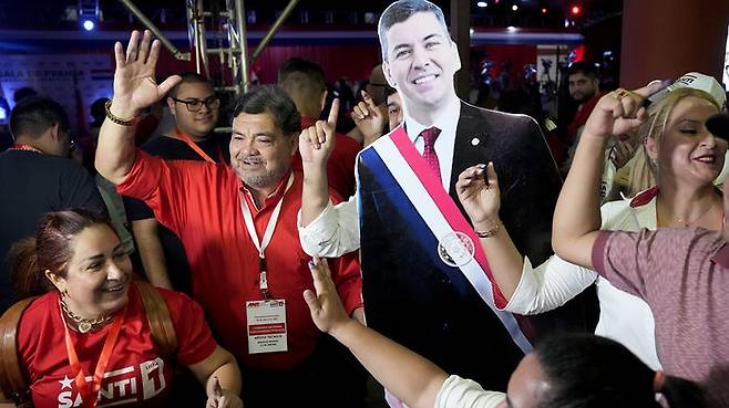 파라과이 대선 개표에서 산티아고 페냐가 줄곧 1위를 유지하자 환호하는 지지자들 (사진=AP, 연합뉴스)