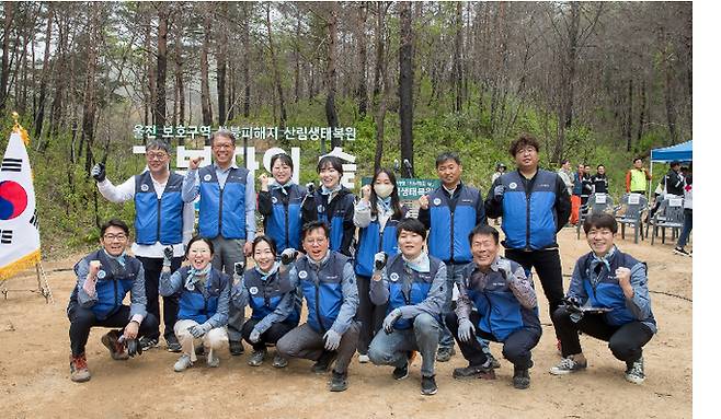 한수원 한울본부 직원들이 '기부자의 숲' 조성을 기념해 산림생태복원 식목행사에 참여한 뒤 기념 촬영을 하고 있다. 한울본부 제공