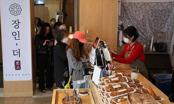 새벽부터 비가 내린 지난달 27일 경기도 포천 ‘장인, 더 약과’ 카페에&nbsp;각지에서 몰려온&nbsp;사람들이 약과를 사기 위해 줄을 서 있다.&nbsp; &nbsp;포천=남정탁 기자