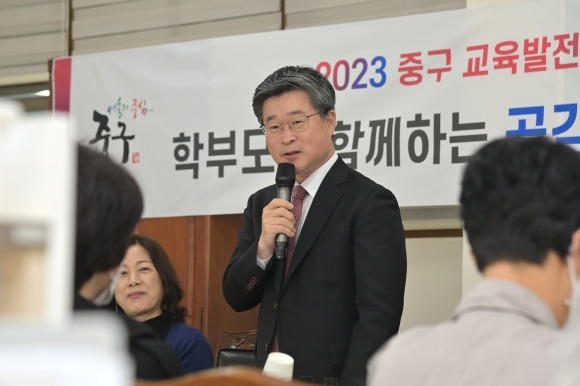 김길성 서울 중구청장이 지난 18일 덕수중학교에서 열린 ‘덕수중 공감톡톡’ 교사·학부모 간담회에서 인사말을 하고 있다. 중구 제공