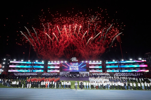 충남 아산시 이순신종합운동장에서 ‘아트밸리 아산 제62회 성웅 이순신 축제’ 폐막식이 열리고 있다. 아산싲 제공