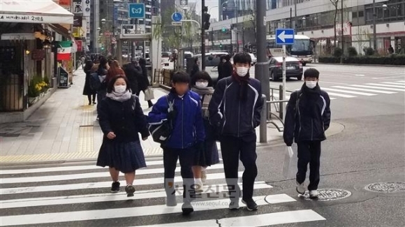 학교 수업을 마친 일본 도쿄의 중고생들이 무리를 지어 걸어가고 있다. 김태균 기자