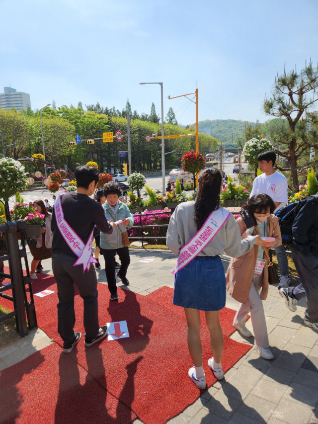 군포철쭉축제 기간 중 도로명주소 홍보하는 시 직원들. 사진 제공 = 군포시